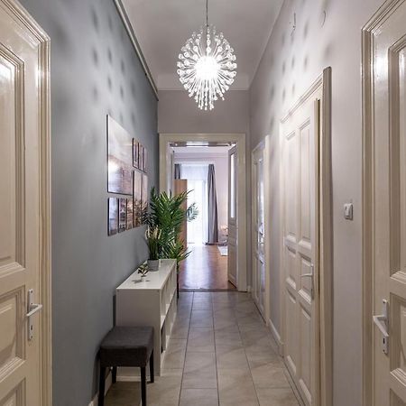 Spacious & Cozy Downtown Apartment With Balcony Budapest Eksteriør bilde