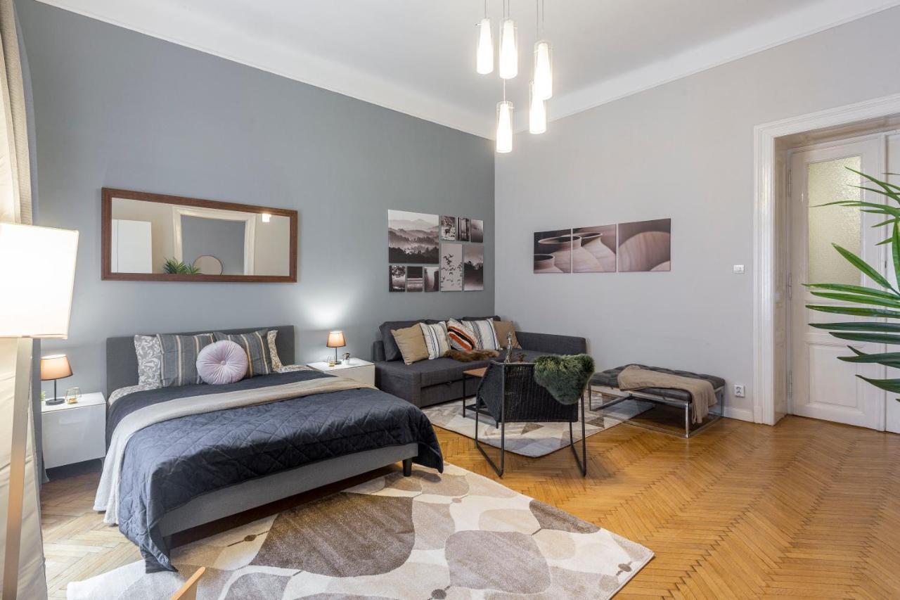 Spacious & Cozy Downtown Apartment With Balcony Budapest Eksteriør bilde