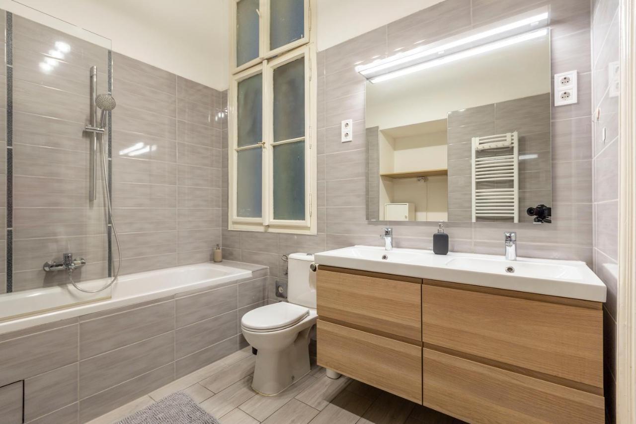 Spacious & Cozy Downtown Apartment With Balcony Budapest Eksteriør bilde